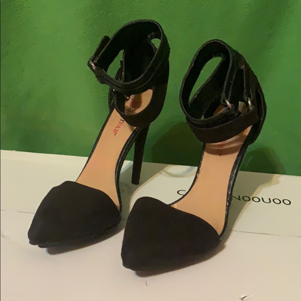 Black pumps
